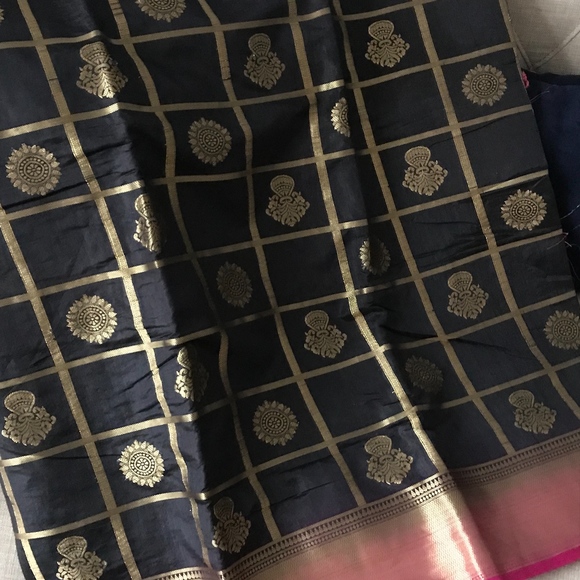 Handloom Silk Saree in Black and Magenta - Picture 2 of 5